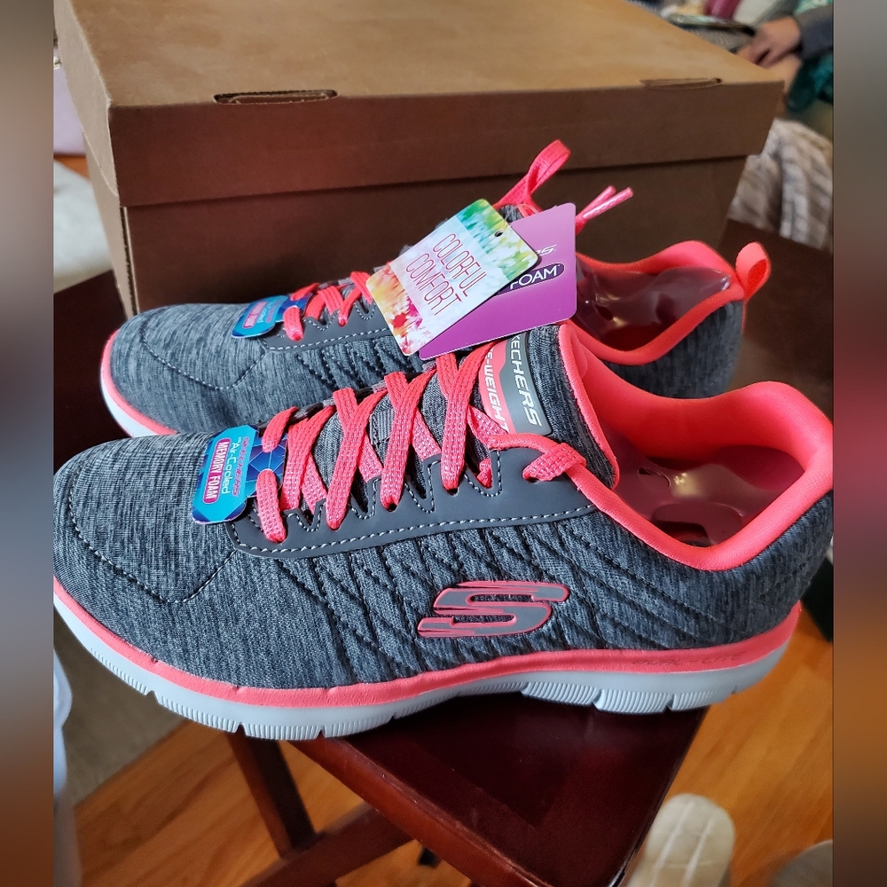 Skechers Sz 7 NWT